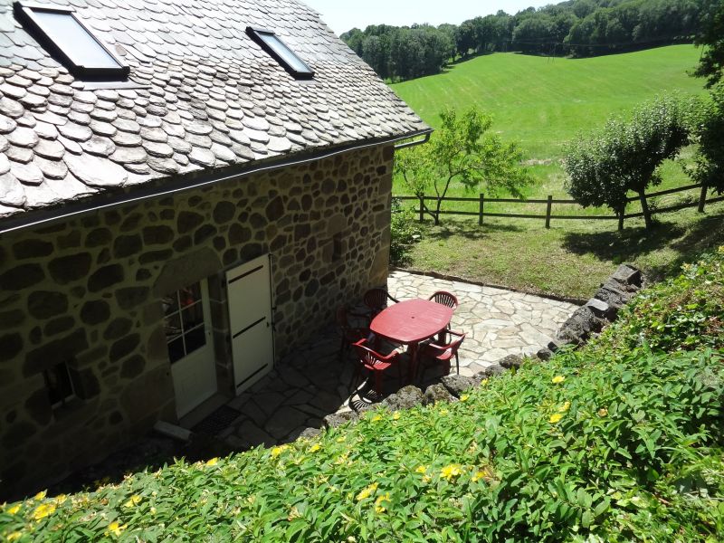 foto 5 Aluguer de férias entre particulares Vic-sur-Cère gite Auvergne Cantal Vista exterior do alojamento